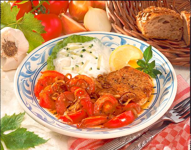 Putensteak mit Tomatengemüse und Gurken-Quark Rezept