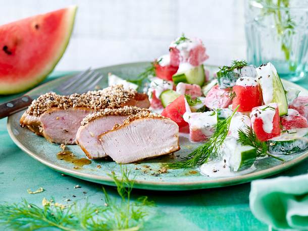 Putensteaks mit Amaranth-Senf-Haube zu Sommersalat Rezept Putensteaks mit Amaranth-Senf-Haube zu Sommersalat Rezept