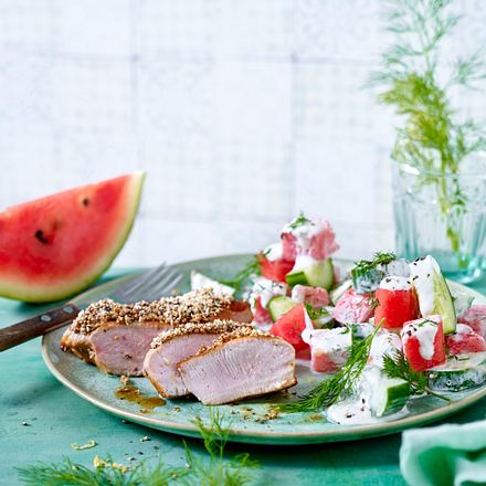 Putensteaks mit Amaranth-Senf-Haube zu Sommersalat Rezept Putensteaks mit Amaranth-Senf-Haube zu Sommersalat Rezept