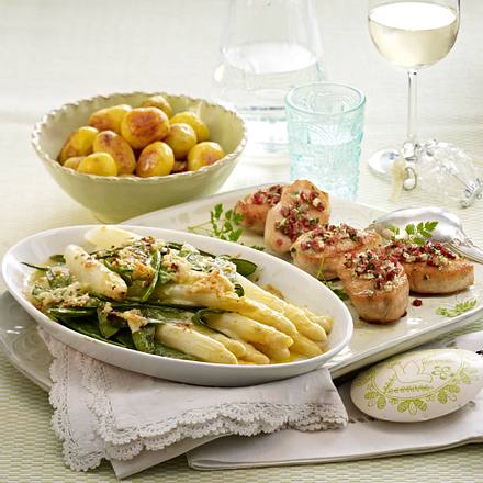 Putensteaks mit Kräuter-Schinken-Crisp zu überbackenem Spargel Rezept Putensteaks mit Kräuter-Schinken-Crisp zu überbackenem Spargel Rezept