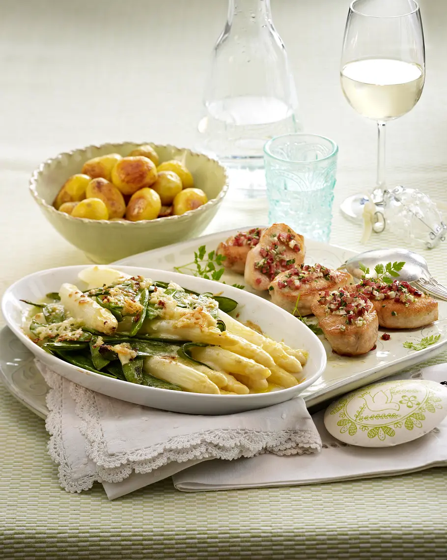 Putensteaks mit Kräuter-Schinken-Crisp zu Spargel und Röstkartoffeln Rezept Putensteaks mit Kräuter-Schinken-Crisp zu Spargel und Röstkartoffeln Rezept