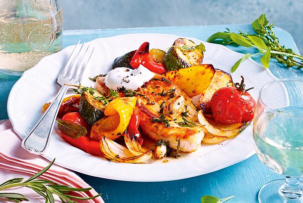 Putensteaks mit Sommerkräutern und Schmorgemüse Rezept Putensteaks mit Sommerkräutern und Schmorgemüse Rezept