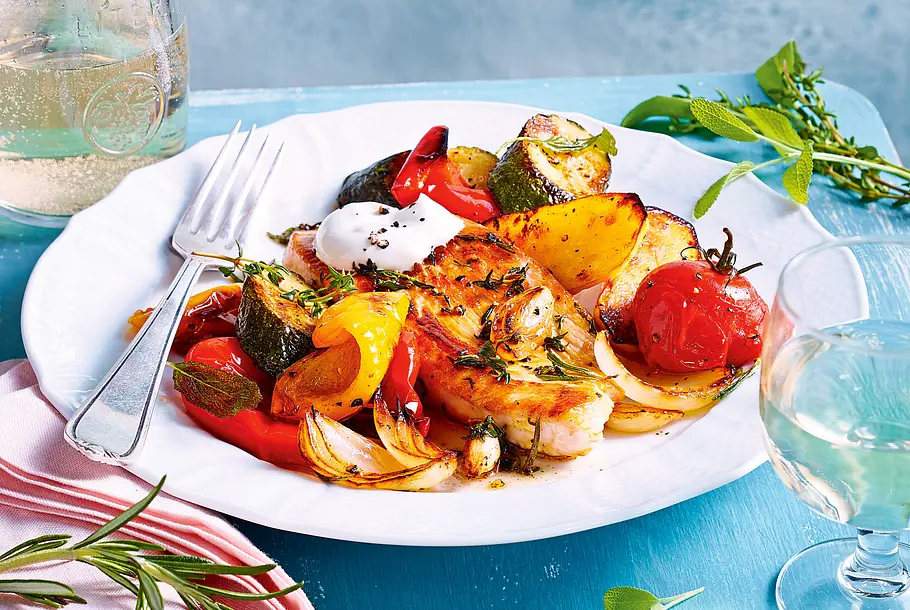 Putensteaks mit Sommerkräutern und Schmorgemüse Rezept Putensteaks mit Sommerkräutern und Schmorgemüse Rezept