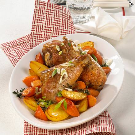 Putenunterkeulen mit geröstetem Gemüse Rezept Putenunterkeulen mit geröstetem Gemüse Rezept
