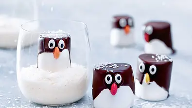 Putzige Pinguine im ewigen Kokoscremeeis Rezept - Foto: LECKER @ Bauer Media Group