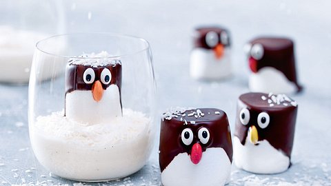 Putzige Pinguine im ewigen Kokoscremeeis Rezept - Foto: House of Food / Bauer Food Experts KG