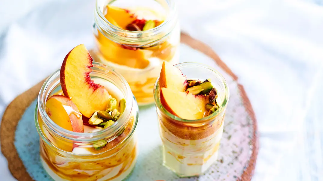 Putzmunter-Joghurt mit Pfirsich und Pistazien Rezept - Foto: LECKER @ Bauer Media Group Putzmunter-Joghurt mit Pfirsich und Pistazien Rezept - Foto: LECKER @ Bauer Media Group