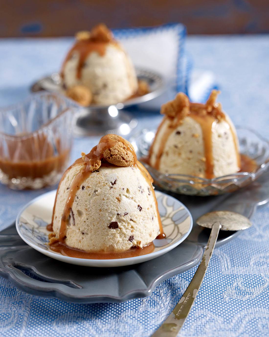 Quark-Amarettini-Mousse mit Karamellsoße Rezept | LECKER