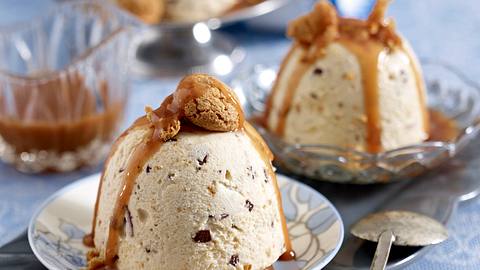 Quark-Amarettini-Mousse mit Karamellsoße Rezept - Foto: House of Food / Bauer Food Experts KG