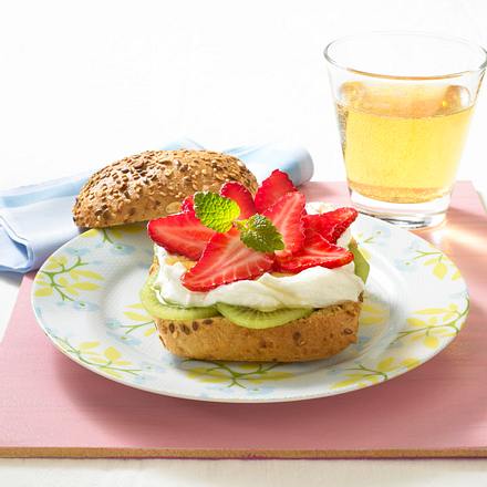 Quark-Brötchen mit Erdbeeren und Honig Rezept Quark-Brötchen mit Erdbeeren und Honig Rezept
