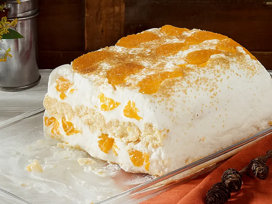 Quarkdessert mit Mandarinen im Ganzen und mit Zimt-Zucker bestreut.