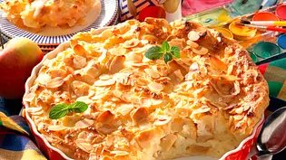 Quark-Grießauflauf mit Äpfeln Rezept - Foto: LECKER @ Bauer Media Group Quark-Grießauflauf mit Äpfeln Rezept - Foto: LECKER @ Bauer Media Group