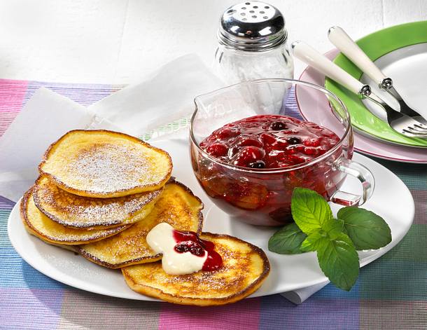 Quark-Grieß-Püfferchen mit Roter Grütze Rezept Quark-Grieß-Püfferchen mit Roter Grütze Rezept