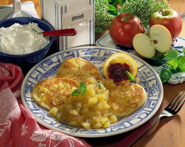 Quark-Grießpuffer mit Apfelkompott Rezept Quark-Grießpuffer mit Apfelkompott Rezept