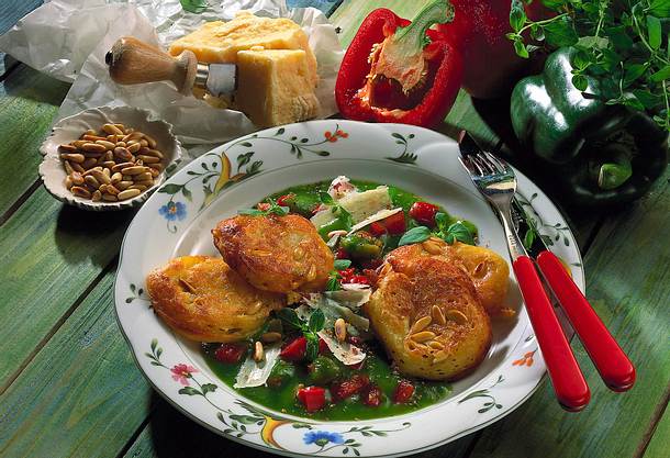 Quark-Hefeplinsen auf Paprika-Gemüse Rezept