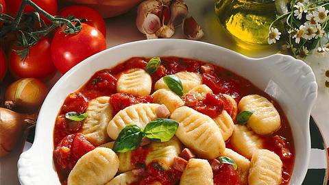 Quark-Kartoffel-Gnocchi mit Tomaten-Basilikumsoße Rezept - Foto: Horn