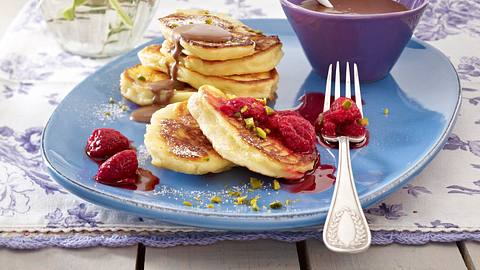 Quark-Keulchen mit Himbeeren und Schokosoße Rezept - Foto: House of Food / Bauer Food Experts KG