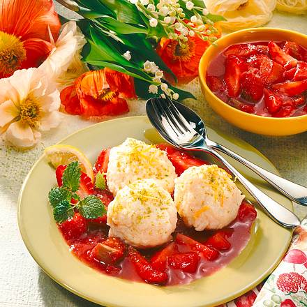 Quark-Knödel auf Rhabarber Rezept Quark-Knödel auf Rhabarber Rezept