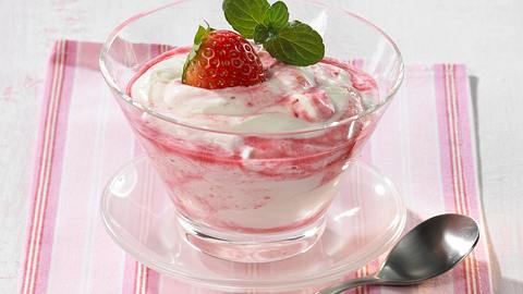 Quark-Kokos-Schmandcreme mit Erdbeerpüree Rezept - Foto: Maass