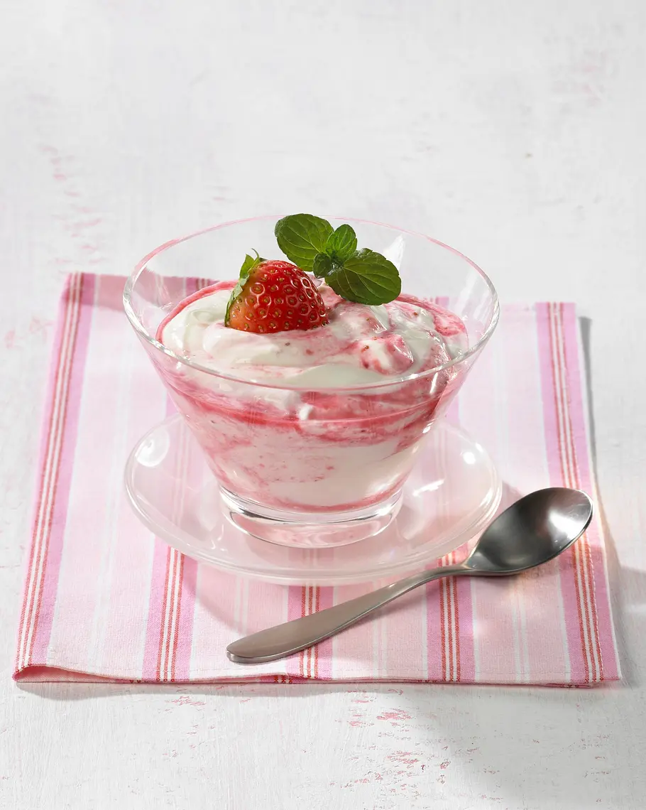 Quark-Kokos-Schmandcreme mit Erdbeerpüree Rezept