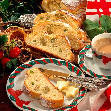 Quark-Nussstollen mit Marzipan Rezept Quark-Nussstollen mit Marzipan Rezept