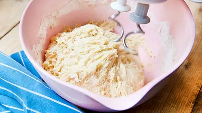 Quark-Öl-Teig in einer Rührschüssel - Foto: LECKER @ Bauer Media Group