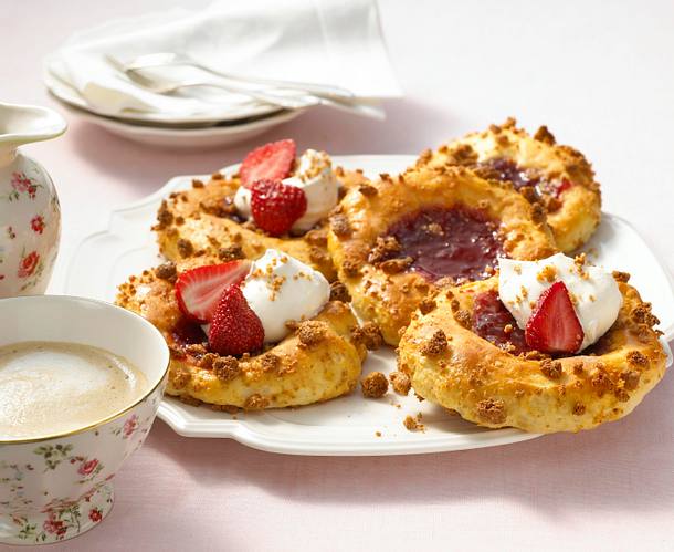 Quark-Ölteig-Taler mit Erdbeerkonfitüre, Erdbeeren und Schlagsahne Rezept Quark-Ölteig-Taler mit Erdbeerkonfitüre, Erdbeeren und Schlagsahne Rezept