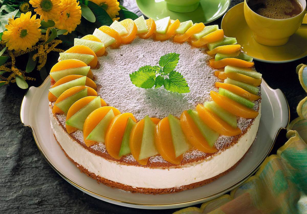 Quark-Sahne-Torte mit Pfirsich und Melone Rezept