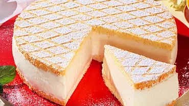 Quark-Sahnetorte Rezept - Foto: LECKER @ Bauer Media Group Quark-Sahnetorte Rezept - Foto: LECKER @ Bauer Media Group