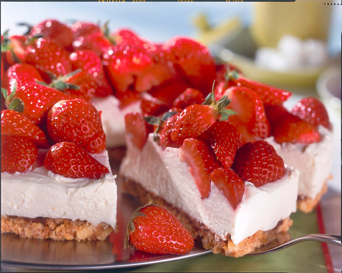 Quark-Sahnetorte mit Erdbeeren Rezept