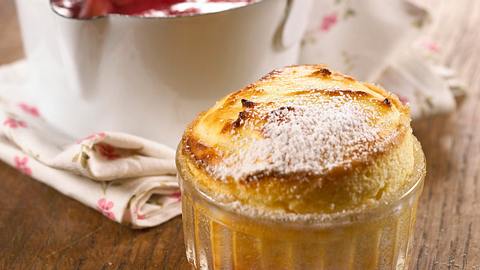 Quark-Soufflé mit Zimtpflaumen Rezept - Foto: House of Food / Bauer Food Experts KG