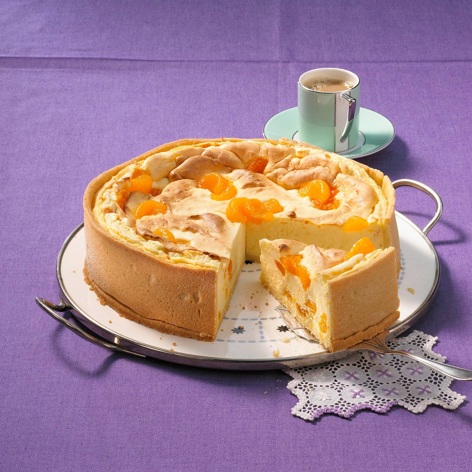 Quark-Soufflé-Torte mit Mandarinen Rezept | LECKER
