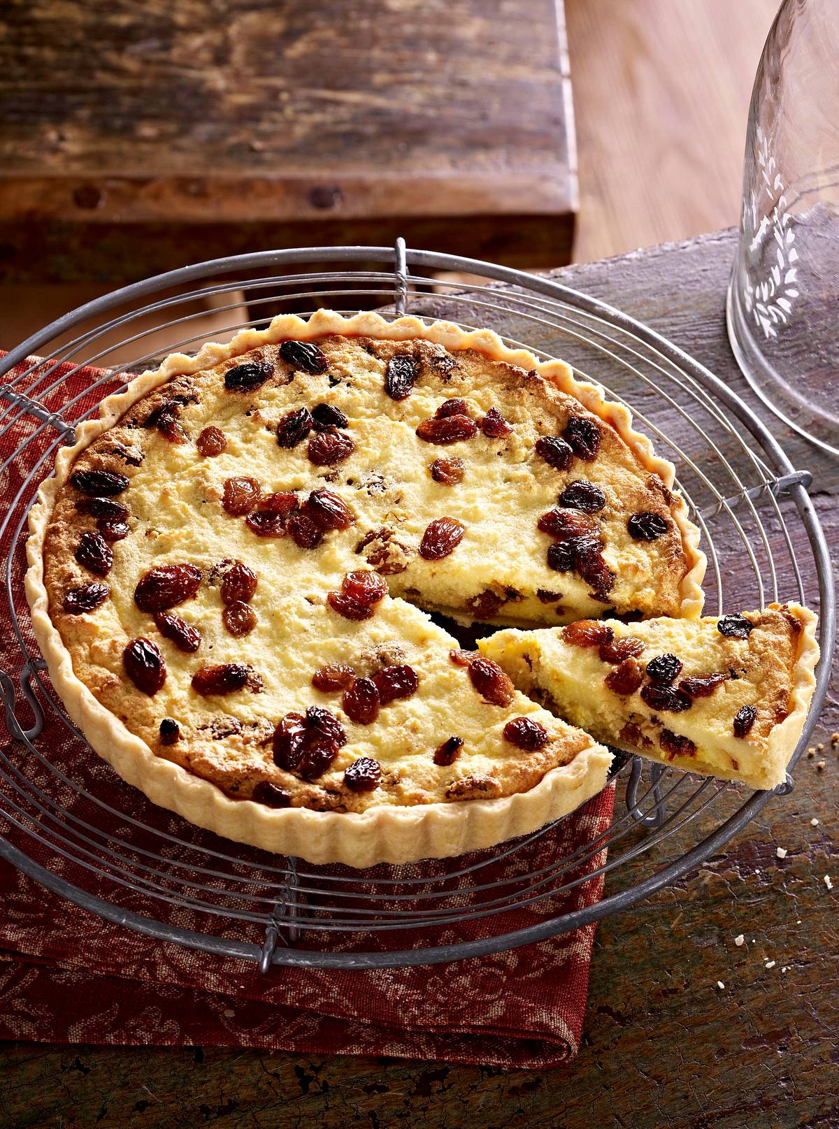 Quark-Tarte mit Sultaninen, Safran und Kardamom (Yorkshire Curd Tart) Rezept