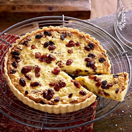 Quark-Tarte mit Sultaninen, Safran und Kardamom (Yorkshire Curd Tart) Rezept Quark-Tarte mit Sultaninen, Safran und Kardamom (Yorkshire Curd Tart) Rezept
