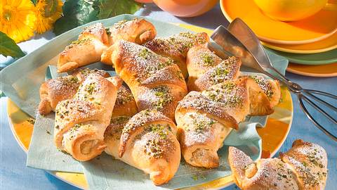 Quarkhörnchen mit Aprikosen-Marzipan-Füllung Rezept - Foto: House of Food / Bauer Food Experts KG