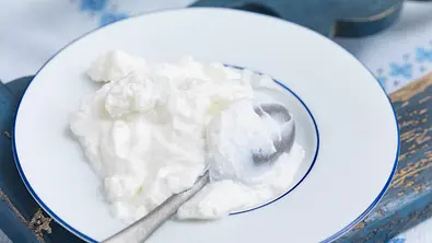 Quark ist ein Frischkäse und reich an Kalzium.