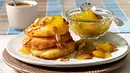 Ein Teller mit Quarkkeulchen und Mirabellenkompott in einem extra Schälchen - Foto: LECKER @ Bauer Media Group Ein Teller mit Quarkkeulchen und Mirabellenkompott in einem extra Schälchen - Foto: LECKER @ Bauer Media Group