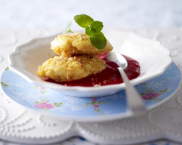 Quarkklößchen mit Himbeersoße Rezept Quarkklößchen mit Himbeersoße Rezept