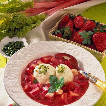Quarkklöße auf Rhabarber-Kompott Rezept