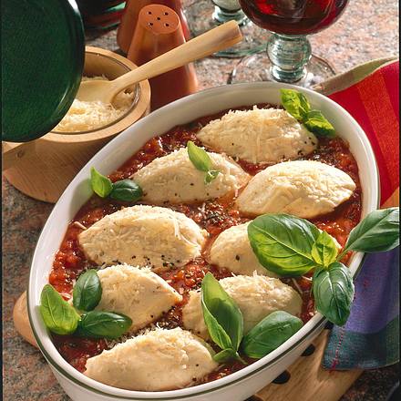 Quarkklöße mit Tomaten-Basilikumsoße Rezept Quarkklöße mit Tomaten-Basilikumsoße Rezept