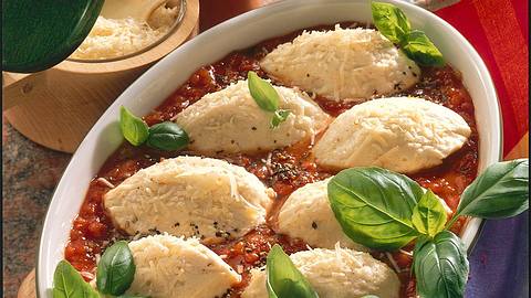 Quarkklöße mit Tomaten-Basilikumsoße Rezept - Foto: Neckermann