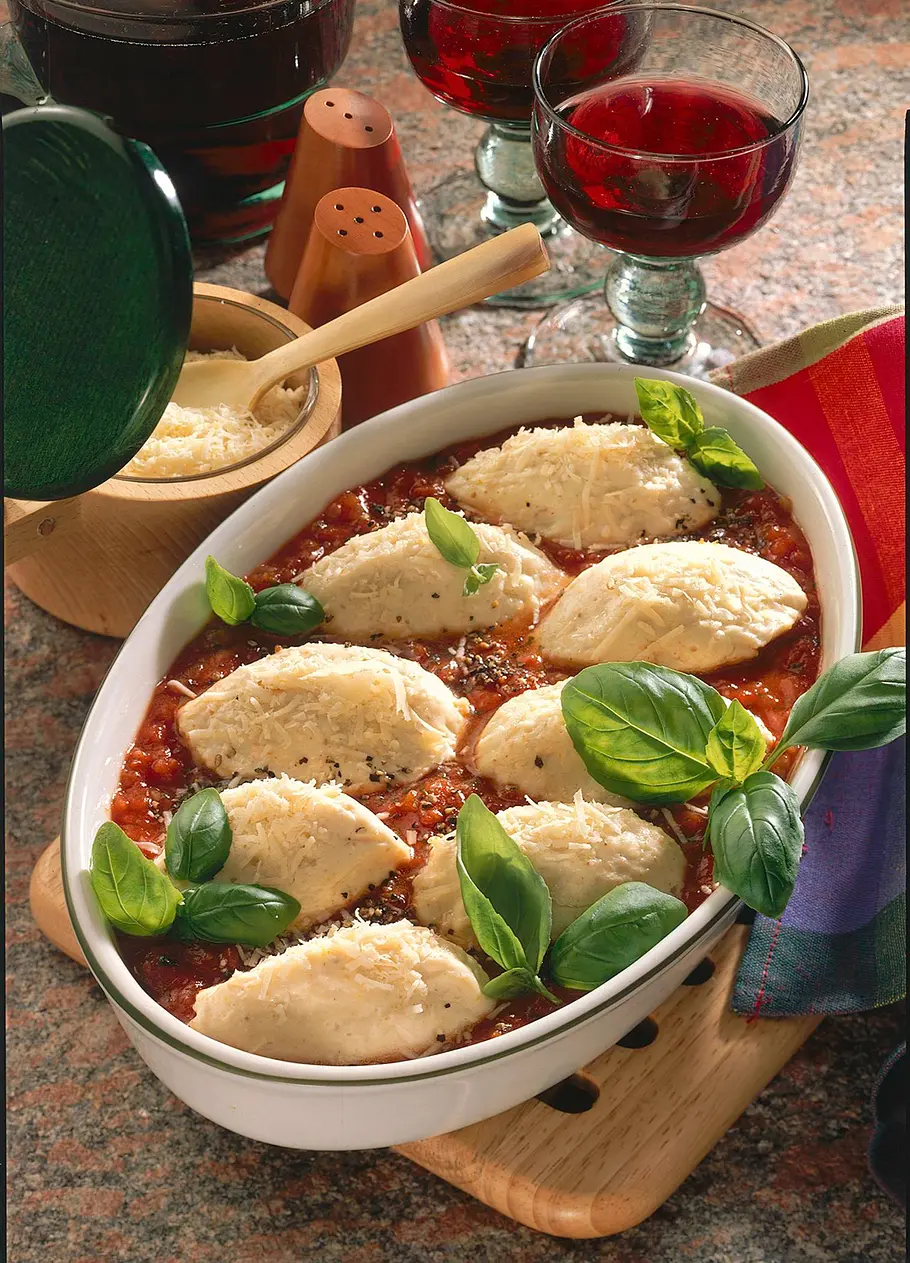 Quarkklöße mit Tomaten-Basilikumsoße Rezept Quarkklöße mit Tomaten-Basilikumsoße Rezept