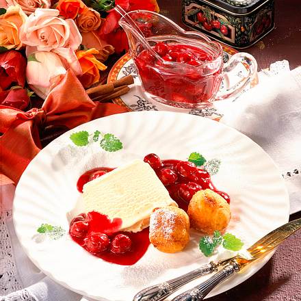 Quarkknödel mit Eis und Kirschen Rezept Quarkknödel mit Eis und Kirschen Rezept
