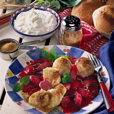 Quarkknödel mit Rhabarber Rezept Quarkknödel mit Rhabarber Rezept