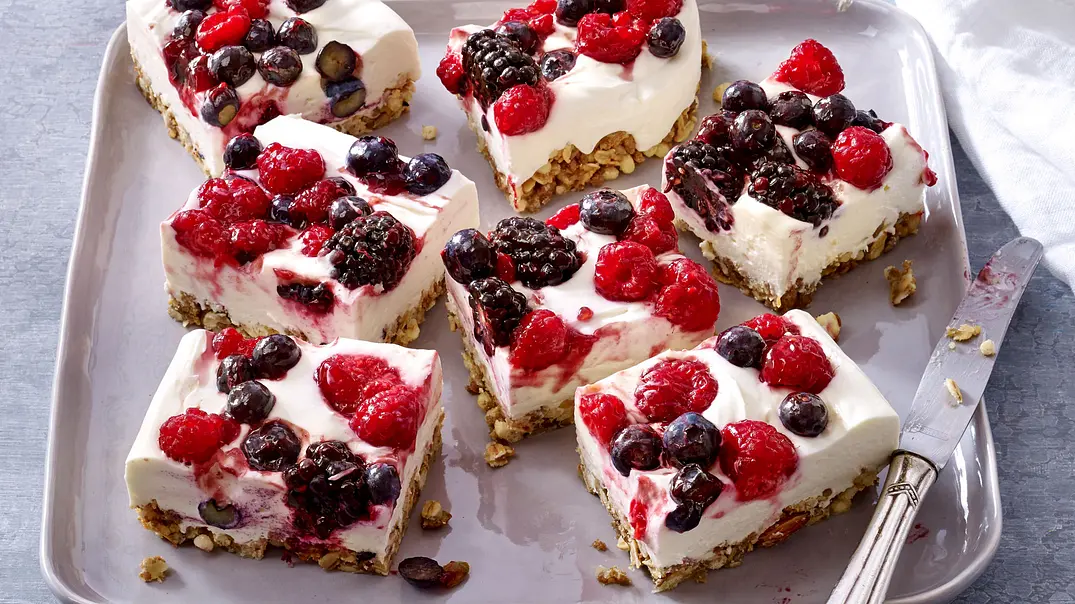 Quarkkuchen mit gemischten Beeren Rezept - Foto: LECKER @ Bauer Media Group Quarkkuchen mit gemischten Beeren Rezept - Foto: LECKER @ Bauer Media Group