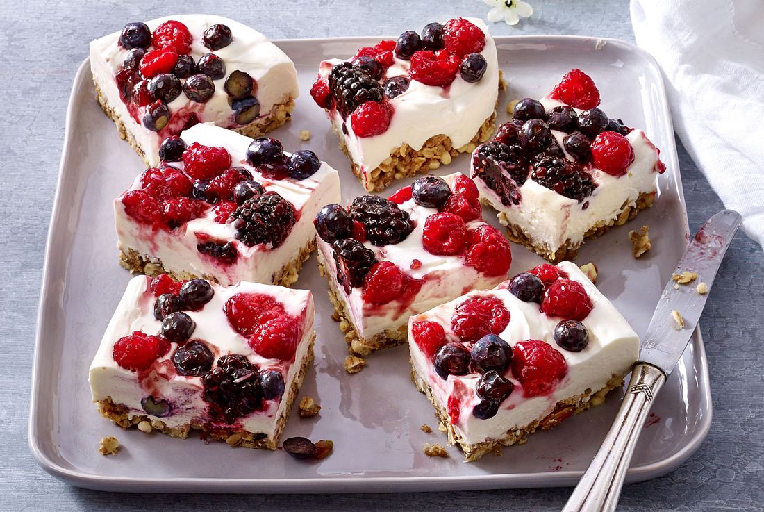 Quarkkuchen mit gemischten Beeren Rezept | LECKER