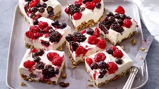 Quarkkuchen mit gemischten Beeren Rezept - Foto: LECKER @ Bauer Media Group Quarkkuchen mit gemischten Beeren Rezept - Foto: LECKER @ Bauer Media Group