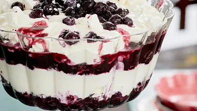 Quarkmousse mit Blaubeeren Rezept - Foto: LECKER @ Bauer Media Group