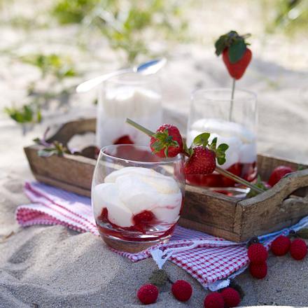 Quarkmousse mit Erdbeeren und Vanillerahm Rezept Quarkmousse mit Erdbeeren und Vanillerahm Rezept