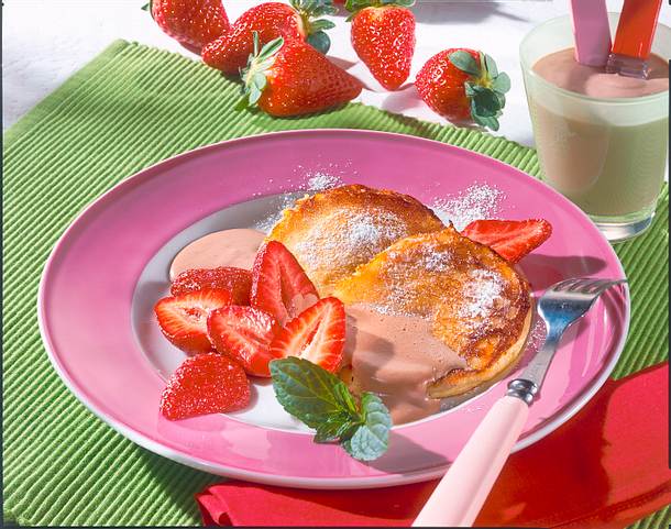 Quarkpfannkuchen mit Nougatsoße und Erdbeeren Rezept Quarkpfannkuchen mit Nougatsoße und Erdbeeren Rezept